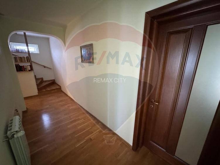 Casă / Vilă cu 6 camere de vânzare în zona Darmanesti - 34
