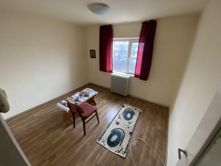 Vând ap 4 camere/ et.3/3 /Focșani, VN-LICEUL PEDAGOGIC