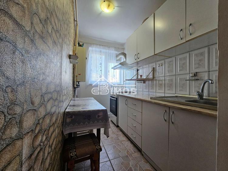 Apartament 3 camere, Micro 6 – etaj 1, centrală proprie, mobilat