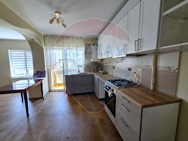 Apartament cu 3 camere de vânzare, parcare– Șesul de Sus, Florești