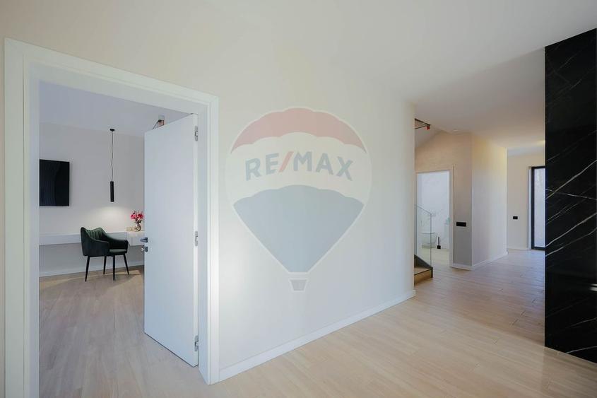 De vânzare Vilă cu 8 camere în Sânmartin, 290 mp util, teren 1100 mp