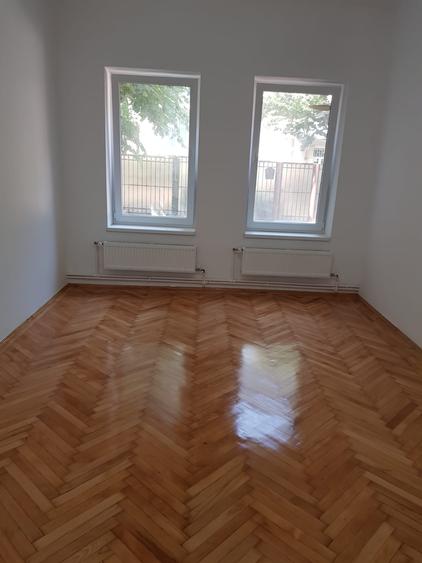Casă individuală 3 cam/ Curte/ Domenii/ Renovat/ Nemobilat/ 3 Parcări