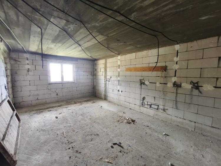 Duplex la rosu, 4400 mp teren, Siret - 6