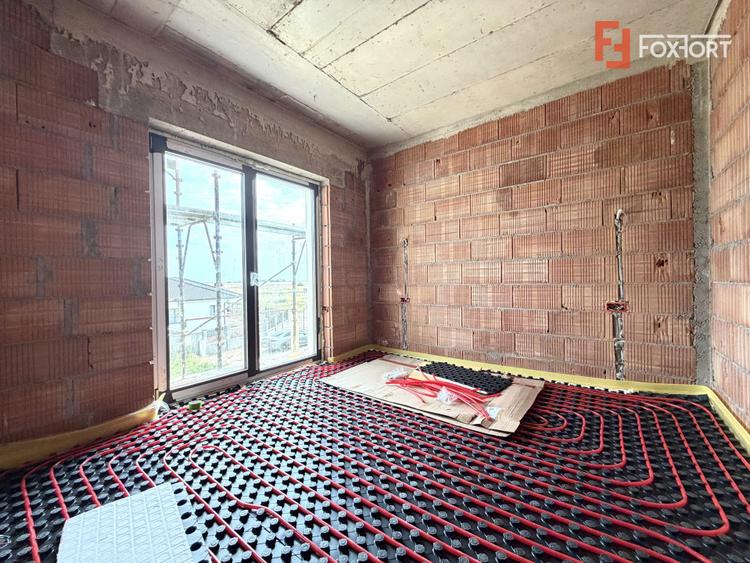 Duplex despartit prin camera tehnica, 5 camere, teren de 308 in Sanandrei