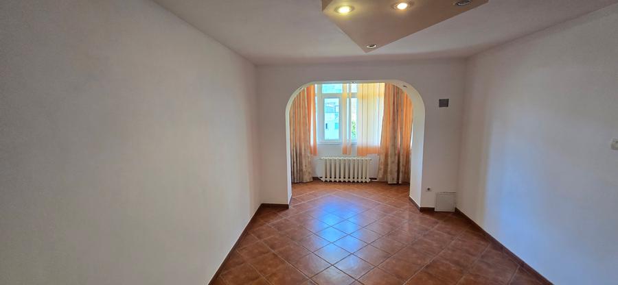 2 camere de vanzare , etaj superior, central Focsani