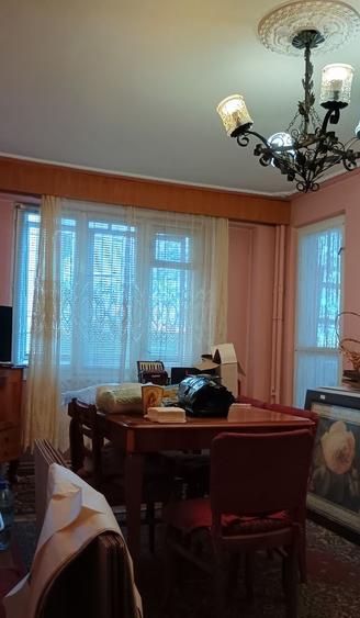 Apartament 3 camere liber la vanzare zona Vlahuta