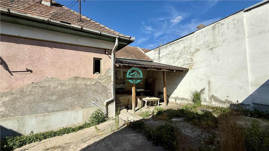 Vand casa cu 3 camere si 2 bai in zona centrala zona Casa de Pensii