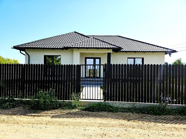 Casă VIȘAN, 3 camere decomandat 74 mp utili, teren 430 mp + parcare