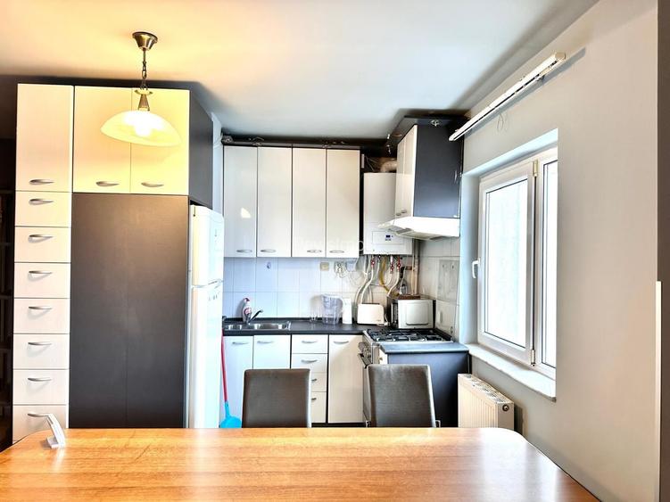 Apartament spatios 4 camere + parcare, pretabil ptr ERASMUS - 4