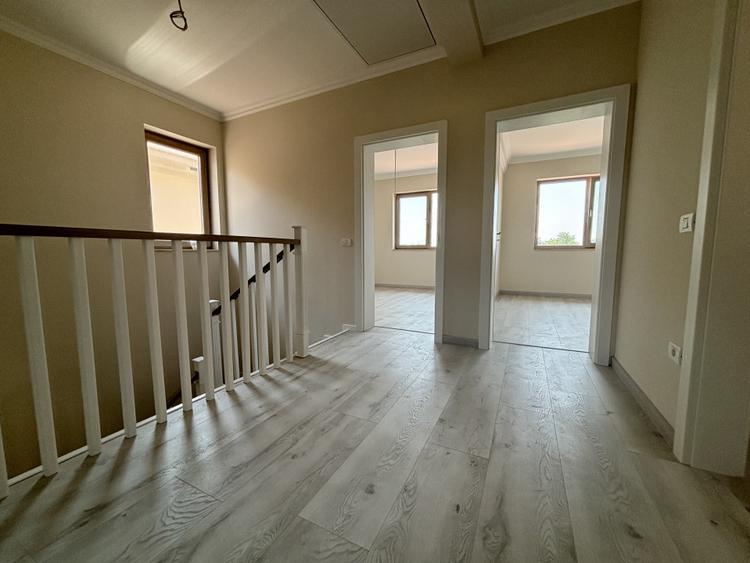 Casa 5 camere, 142mp, 300mp teren, despartita prin GARAJ in Giroc