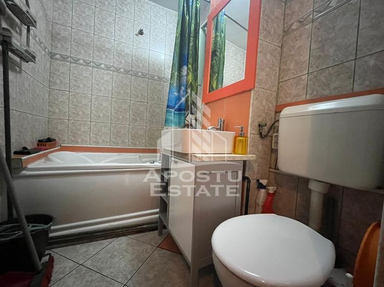Apartament cu 3 camere, semicomandandat, etaj intermediar, Sagului