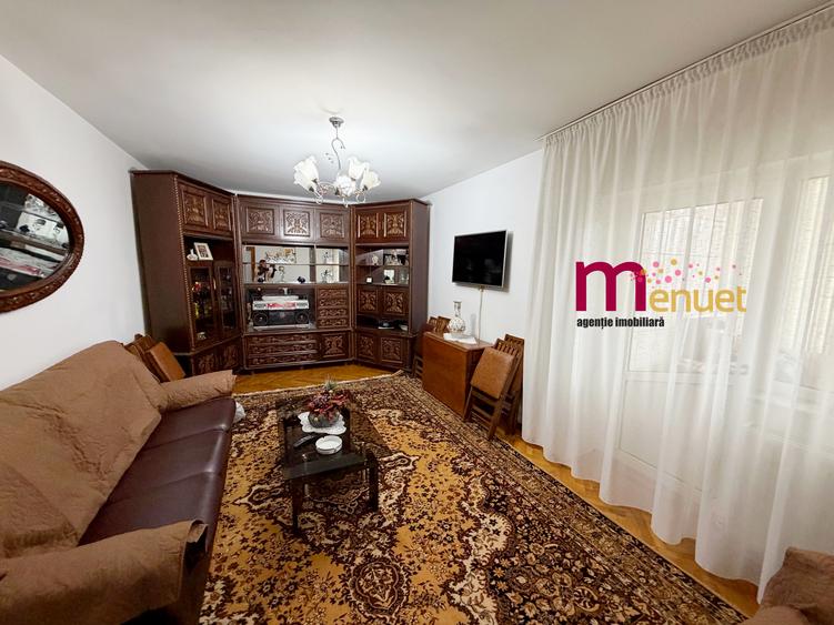 Apartament 3 camere,str.Victoriei,etaj 1,90 mp
