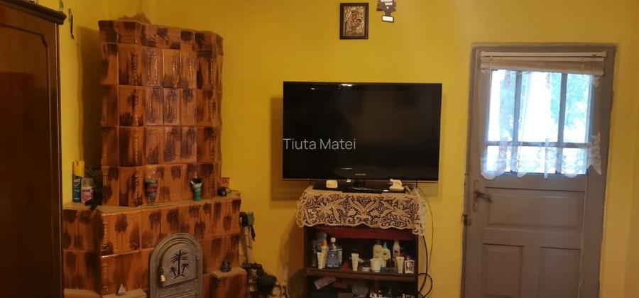 Vand casa la curte cu 2 cladiri anexe si teren