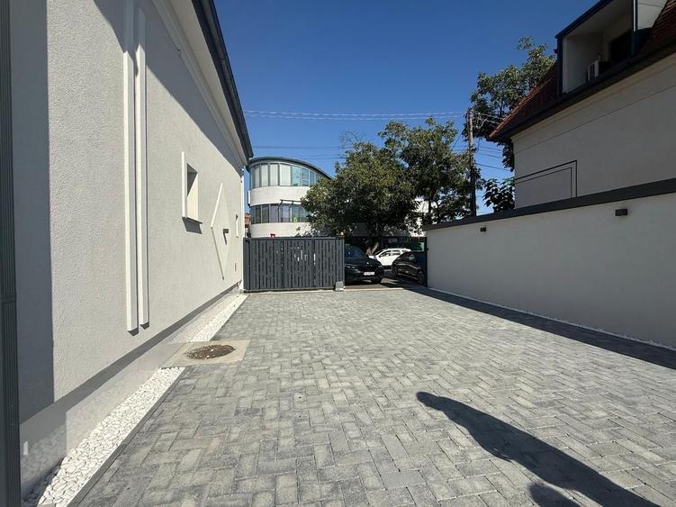 Spațiu comercial 84 mp de închiriat – Zona Cetății | 4 locuri parcare |
