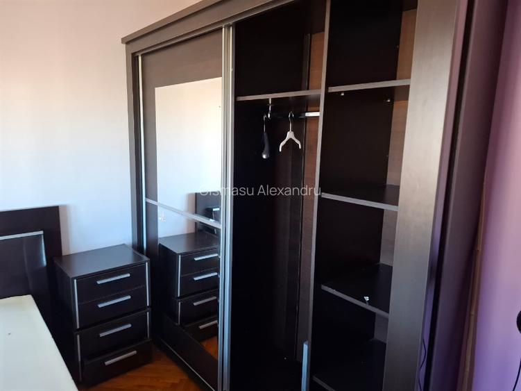 Inchiriez apartament 3 camere , 2 bai zona centrala