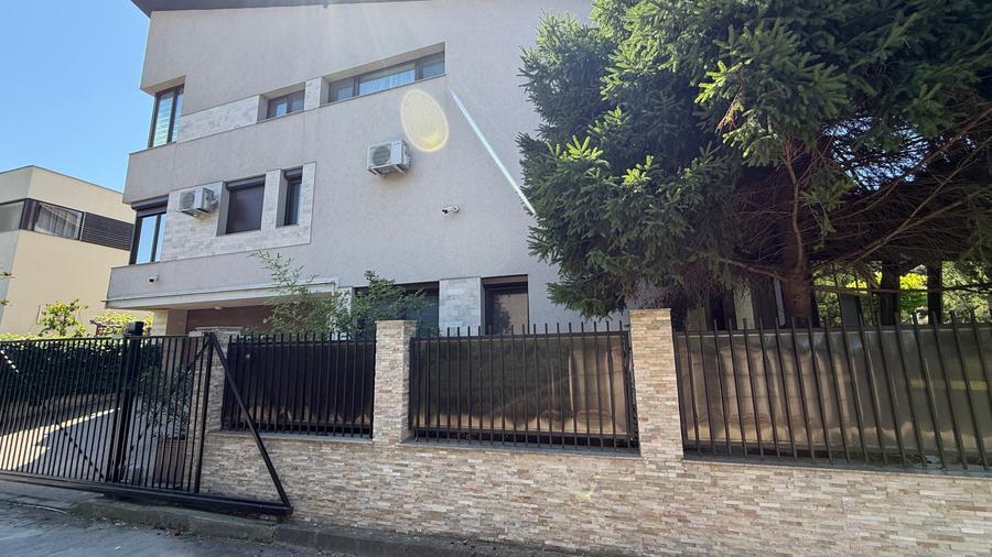Vila 6 camere complet mobilata cu piscina interioară mutare imediată 728mp teren