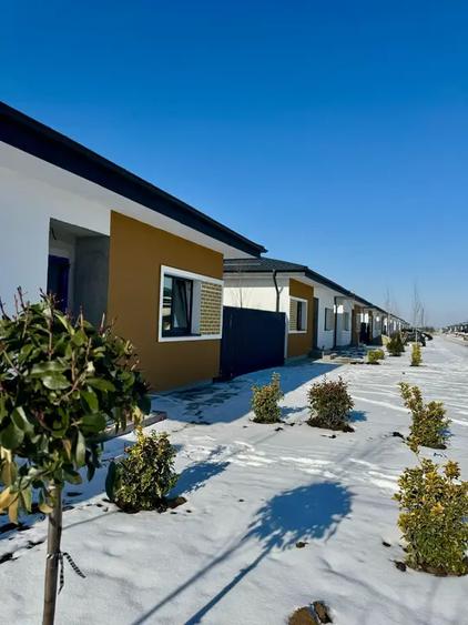 Vila lux in ansamblu finalizat! Gradina libera-270 mp, băi cu geam