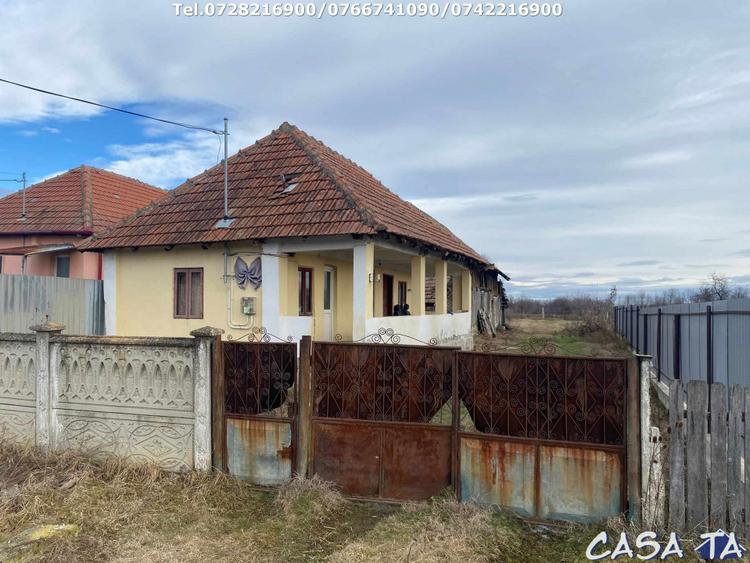 Casa situata in orasul Targu-Carbunesti , Localitatea Floresteni
