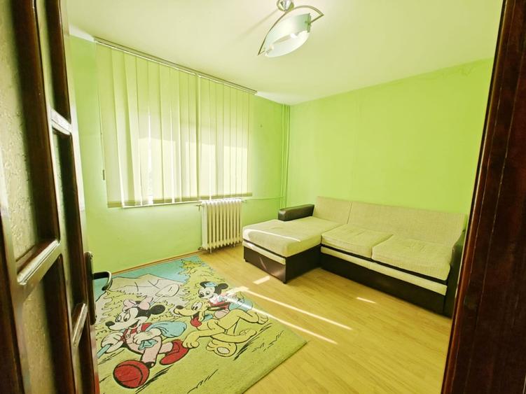 2 cam etaj intermediar mobilat si utilat Aradului