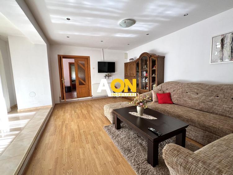 Casa de vanzare pretabila 2 familii, garaj, livada, comuna Pianu