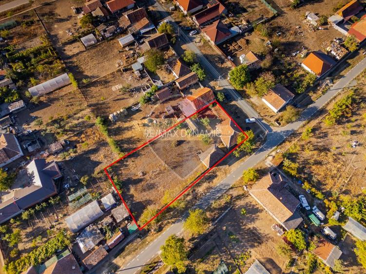 Proprietate cu teren 1.359 mp, poziție pe colț și utilități la strada