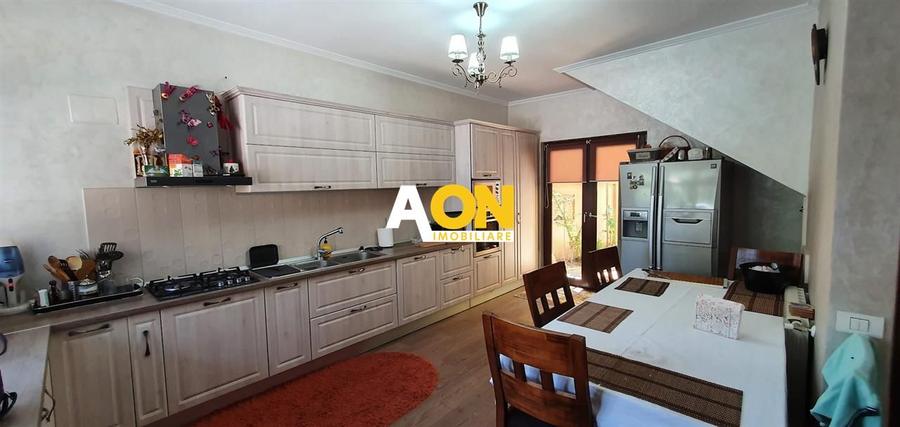 Casa 10 camere, ideala ca pensiune, zona Cetatii Alba Carolina