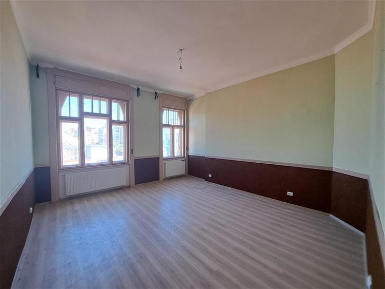 Apartament cu 3 camere, decomandat, situat in zona Semicentrala!