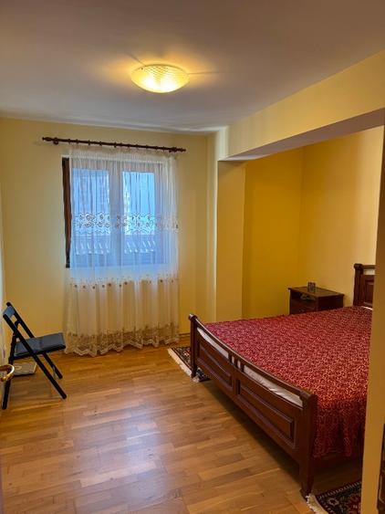 Vand apartament spatios, 2 camere in Sinaia,
