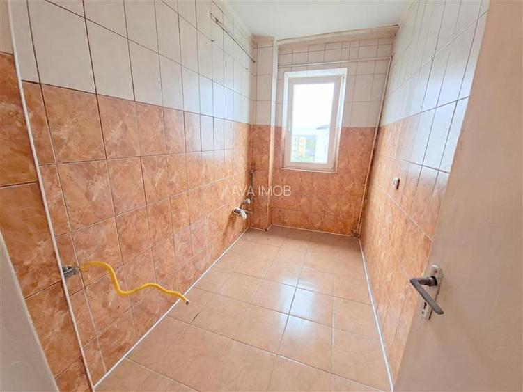 Apartament 3 camere semidecomandat, zona Milcov - 4