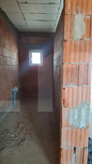 Casă spațioasă cu garaj și teren 700 mp – la roșu sau la cheie