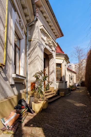 “Vila interbelica cu arhitectura deosebita, curte individuala, 420 mp teren”