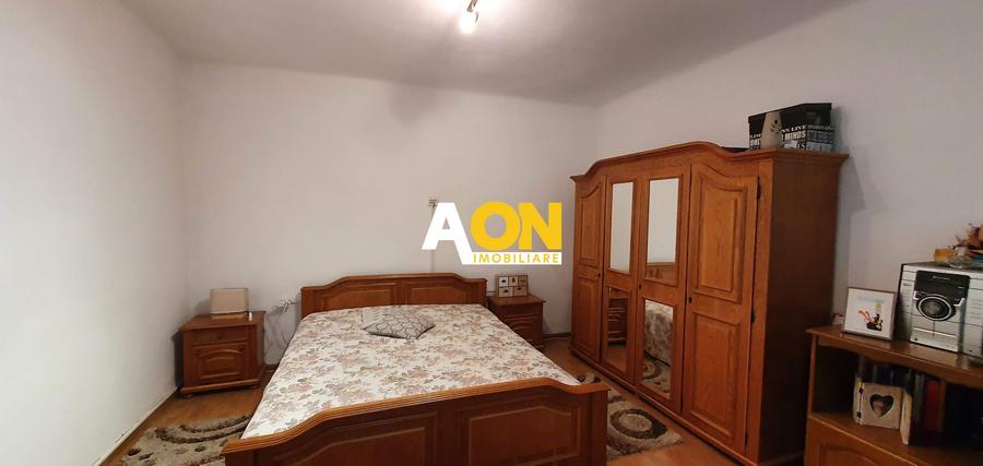 Casa cu 7 camere, 2 spatii comerciale, pretabila pt. birouri, Centru