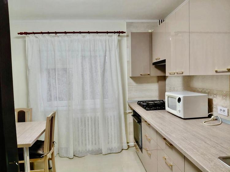 Închiriez apartament 3 camere, renovat, loc de parcare - Nerva Traian