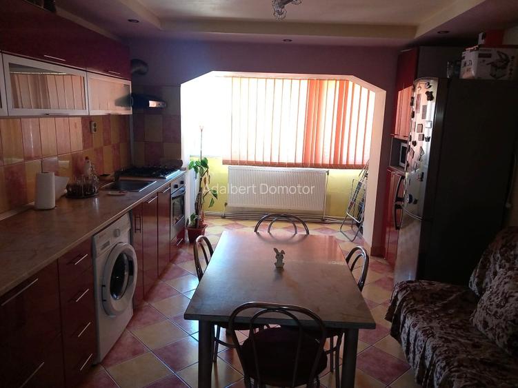 Vând APARTAMENT (65 mp.) 2 CAMERE + Living mare (camere decomandate) - 2