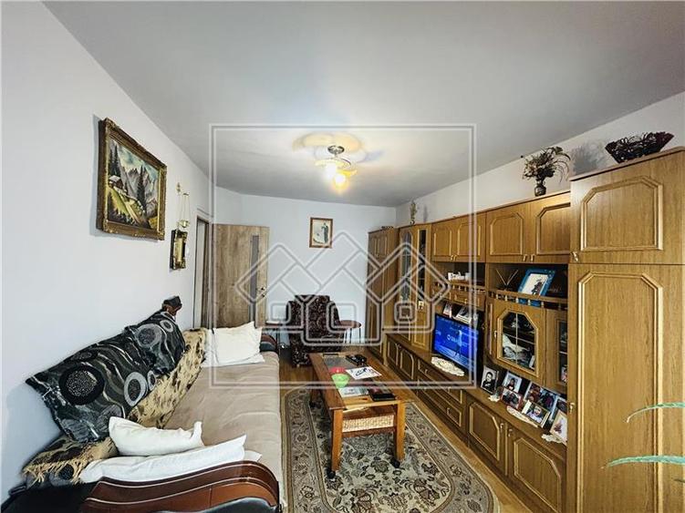 Ap decomandat, cu 2 camere, balcon, etaj 4/8 - M. Viteazu