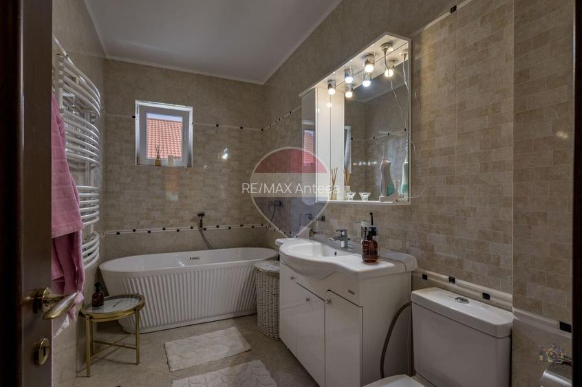 Vilă renovată P+1+M  | Foișor vitrat, grădină și jacuzzi - 25