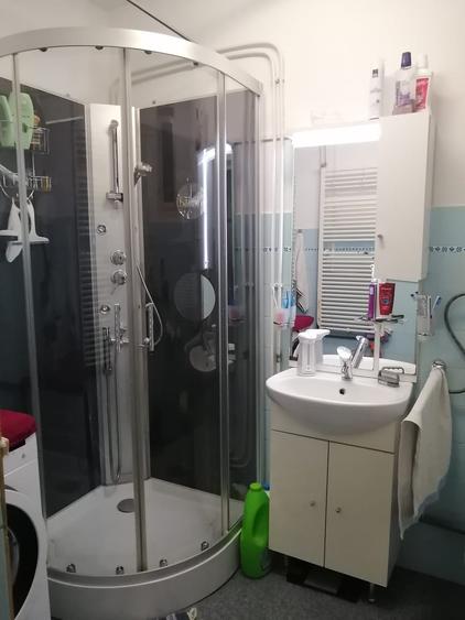 Vand casa in curte comuna in cartierul Zorilor