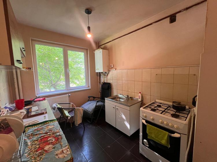 Apartament 4 camere-etaj 1-90 mp-Podu Ros-sens giratoriu