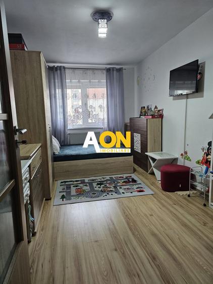 Apartament 3 camere, Cetate, etaj intermediar