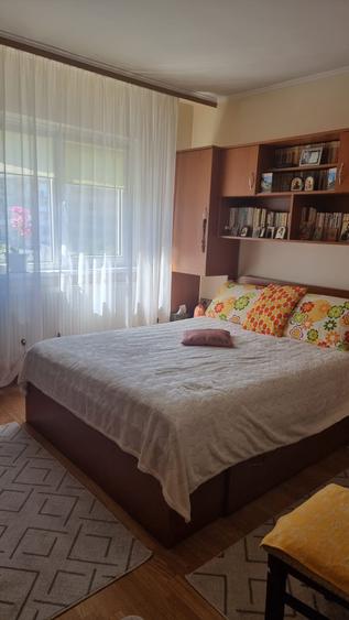 Apartament 3 camere de vanzare - Ostroveni, zona Pieței, decomandat, 71,29 mp