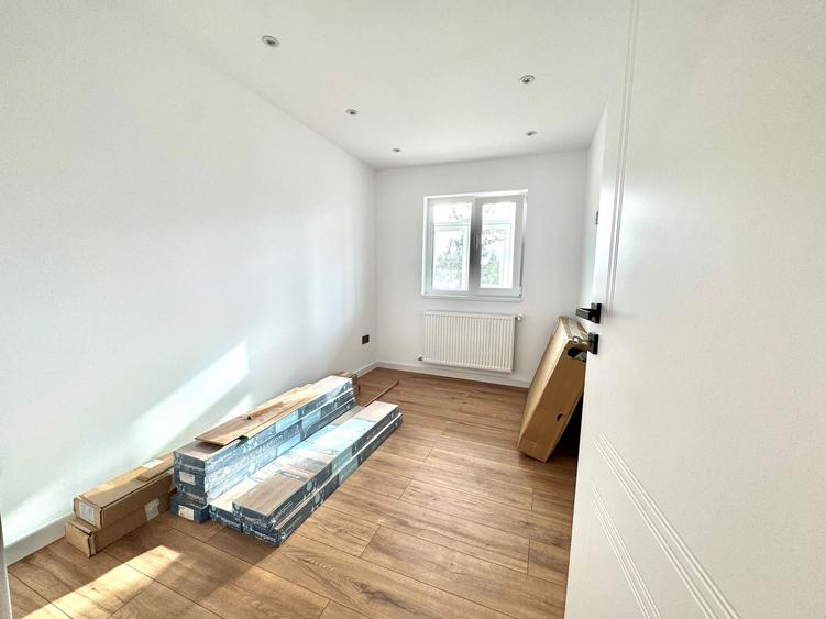 Apartament cu 3 camere, decomandat, etajul 3/4, zona Alexandru cel Bun