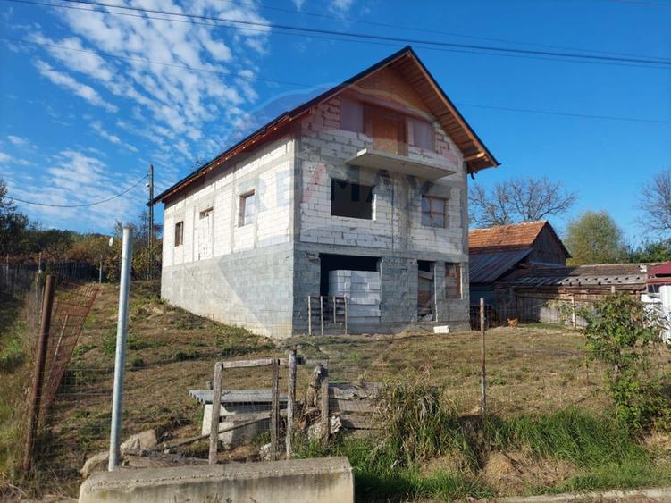 Casa la rosu de vanzare in Caiuti, Bacau