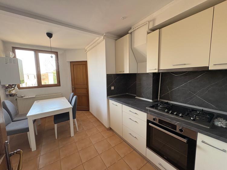 Magheru, ap. 3 camere, 75mp utili, et.5, mobilat, centrala proprie, 550Euro/luna