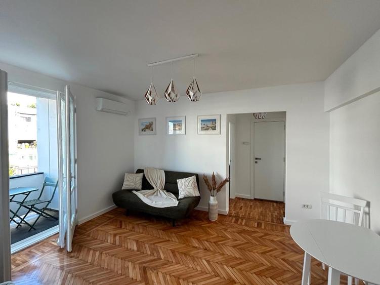 Universitate 2 camere renovat cu balcon si prox. metrou