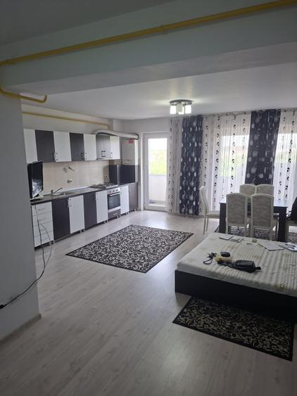 Garsonieră decomandată 41 mp, balcon spatios 7 mp, Brazdă