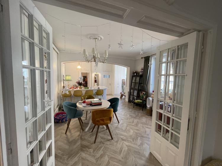 Apartament premium în vilă interbelică | Zona Cașin – Arcul de Triumf | Curte