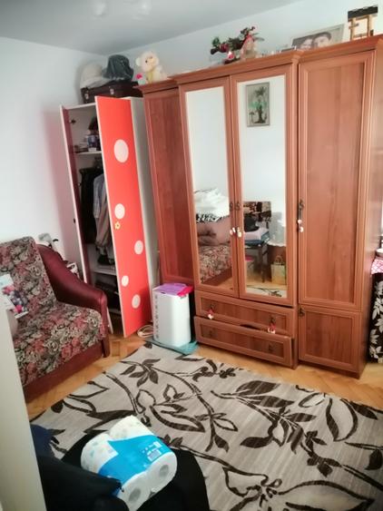 Apartament la parter cu balcon pretabil locuit/birou
