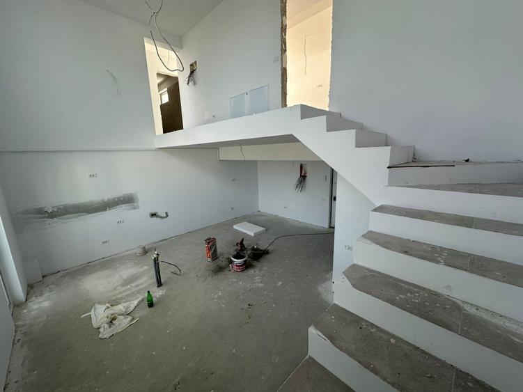 Apartament 3 camere de tip Penthouse/Duplex, Metrou Berceni