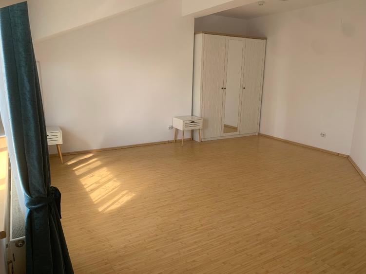 Mansardă Luminoasă și Deosebită – 7 camere ,225 mp utili + 2 Locuri de Parcare