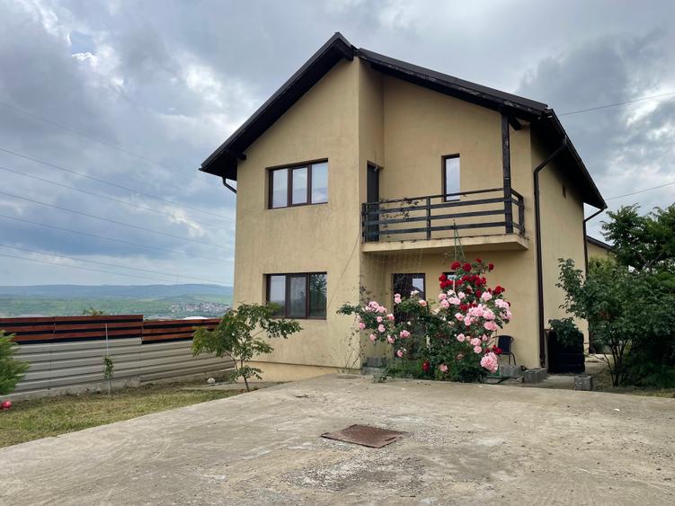 Vila cu 5 camere si 2 bai de vanzare in Horpaz